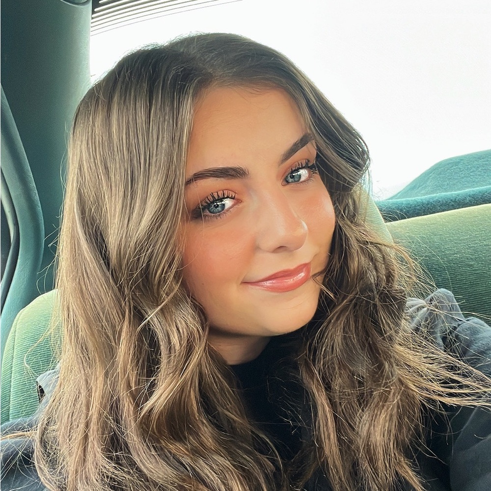 Meet your Posher, Adria